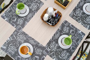 Familienapartment, Mehrere Betten, Nichtraucher, eigenes Bad | Essbereich im Zimmer