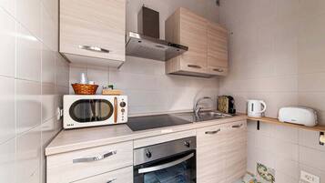 Condo junior, 1 habitación, para no fumadores, baño privado | Cocina privada | Refrigerador con congelador, microondas, horno y parrilla de estufa