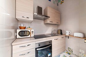 小型公寓式客房, 1 间卧室, 无烟房, 私人浴室 | 私人厨房 | 大冰箱、微波炉、烤箱、炉灶