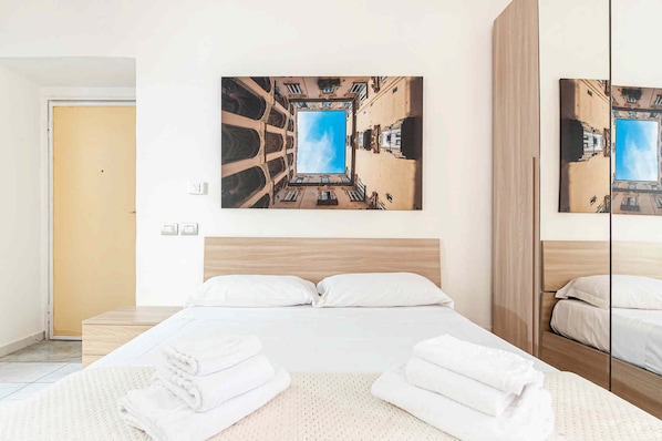 Classic Apartment, 1 King Bed, Non Smoking, Private Bathroom