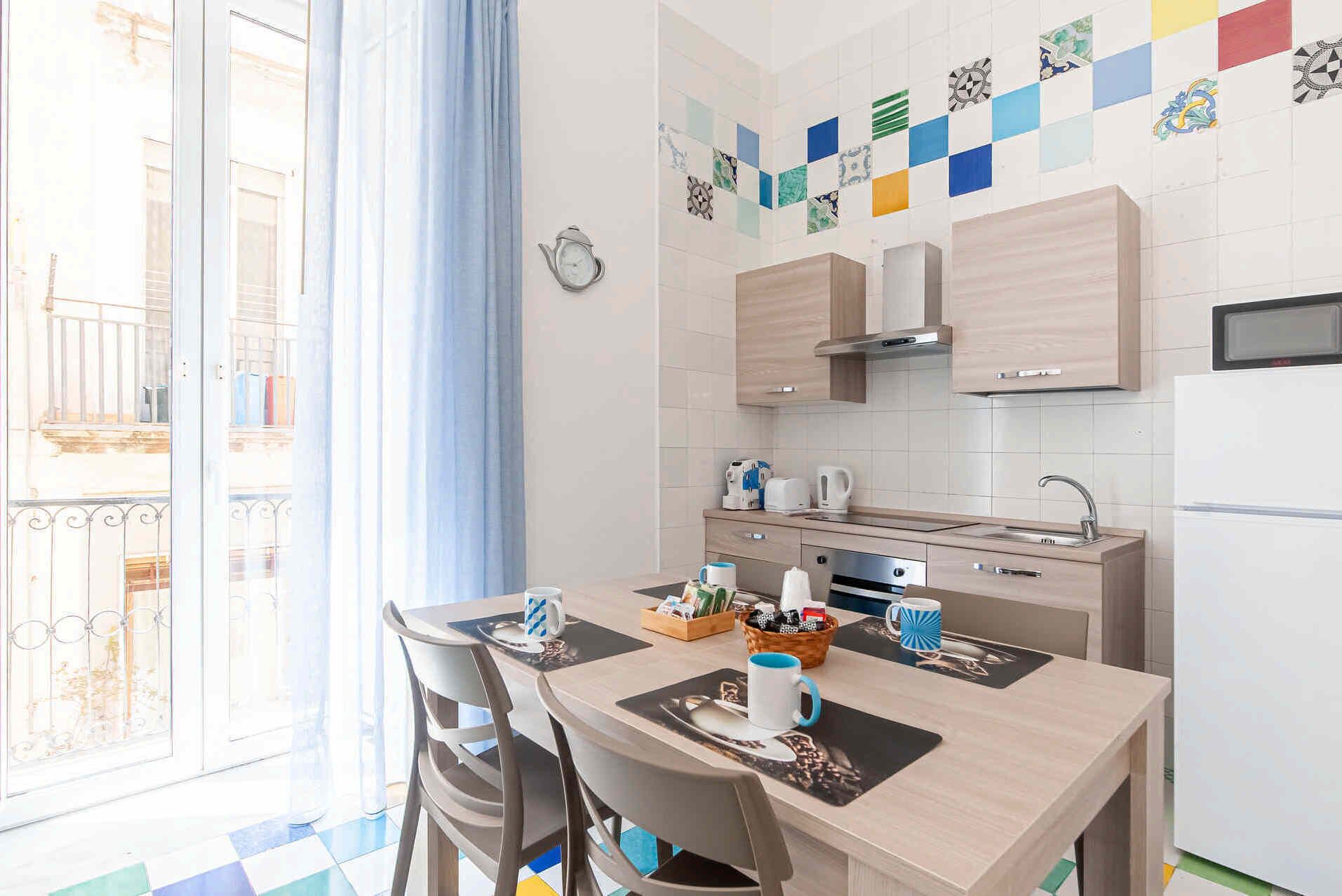 家庭公寓 | 私人廚房 | 大型冰箱、微波爐、烤箱、爐台