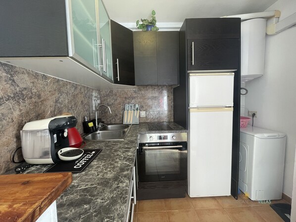 Geladeira, micro-ondas, cooktop, cafeteira/chaleira