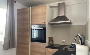 Kühlschrank, Mikrowelle, Herdplatte, Wasserkocher mit Kaffee-/Teezubehör