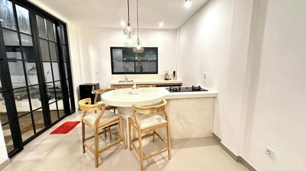 Geladeira, cooktop, chaleira elétrica