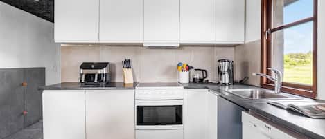 Geladeira, cooktop, lava-louças, cafeteira/chaleira