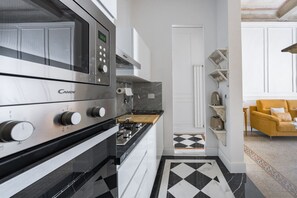 Geladeira, micro-ondas, fogão, cooktop