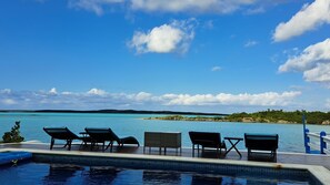 Utomhuspool och uppvärmd pool