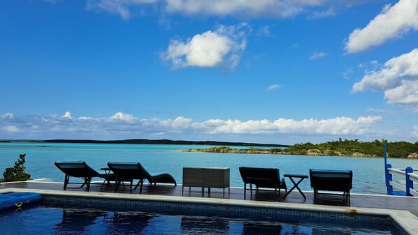 Alberca al aire libre y alberca climatizada