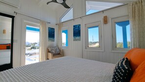 4 quartos, escrivaninha, ferros/tábuas de passar roupa, berço de viagem