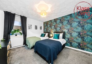 3 bedrooms, iron/ironing board, travel crib, free WiFi - Fantastic 3 bedroom Apartment with private driveway (Coatbridge)