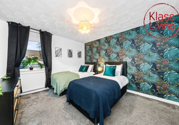 3 habitaciones, tabla de planchar con plancha y cuna de viaje