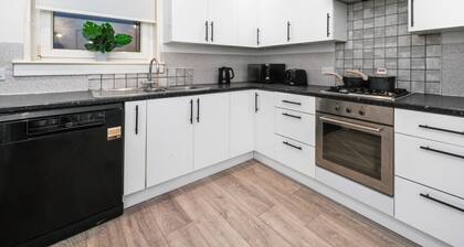 Fantastic 3 bedroom Apartment with private driveway