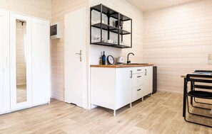 Kühlschrank, Geschirrspüler, Wasserkocher mit Kaffee-/Teezubehör