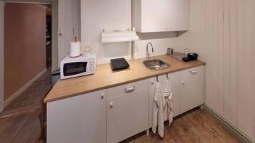 Fridge, stovetop, coffee/tea maker