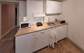 Fridge, stovetop, coffee/tea maker