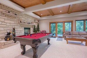 Game room - Expansive 5b6ba Countryside Home in welcoming Galena (Galena)