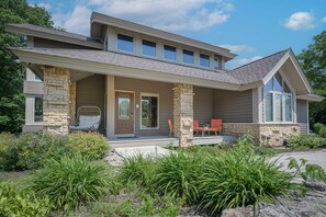 Exterior - Expansive 5b6ba Countryside Home in welcoming Galena (Galena)