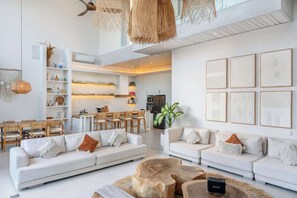 Télévision, livres, chaîne hi-fi, espaces bureaux