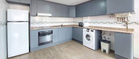 Réfrigérateur, four, plaque de cuisson, cafetière/bouilloire