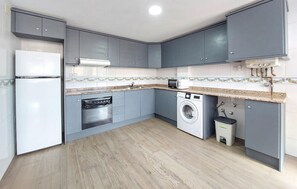 Réfrigérateur, four, plaque de cuisson, cafetière/bouilloire