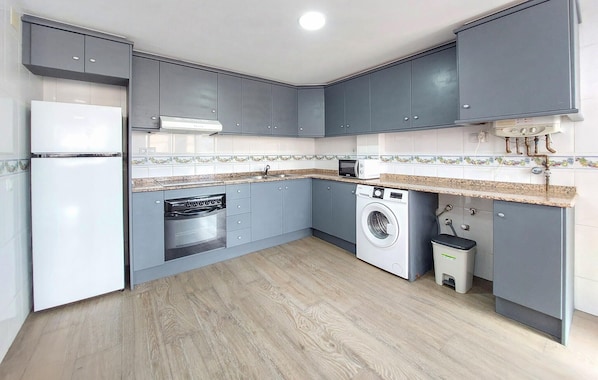 Fridge, oven, stovetop, coffee/tea maker