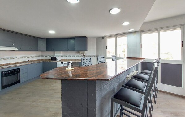 Réfrigérateur, four, plaque de cuisson, cafetière/bouilloire