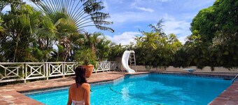 Beautiful 1-bedroom apartment in Frigate Bay with Caribbean View and pool