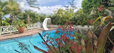 Beautiful 1-bedroom apartment in Frigate Bay with Caribbean View and pool