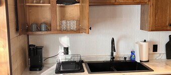 Cozy 1-bedroom apartment in peaceful Palestine with WiFi, AC