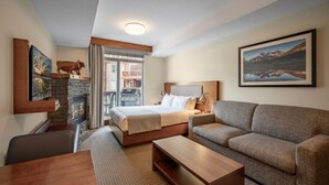 Une chambre d’hôtel moderne équipée d’un lit, d’un canapé et d’une cheminée.