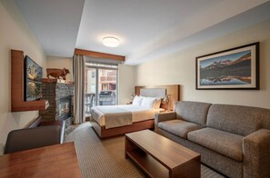 Fernseher, Kamin, DVD-Player