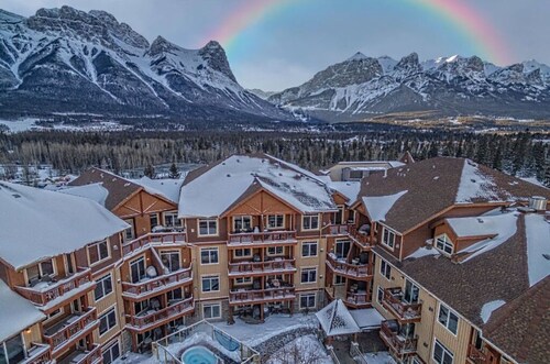 Canmore Hotel Room | Fireplace + BBQ Patio