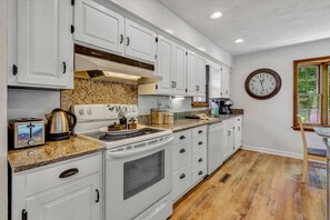 Køleskab, mikrobølgeovn, ovn, kogeplade