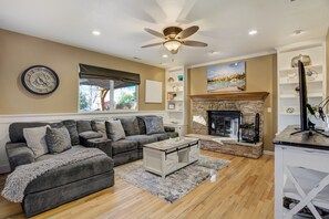 Living area - Hot Tub, Fire Pit, Bocce Ball+ (Colorado Springs)