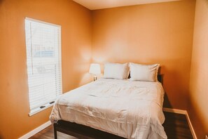 Silitysrauta/-lauta, ilmainen Wi-Fi, vuodevaatteet