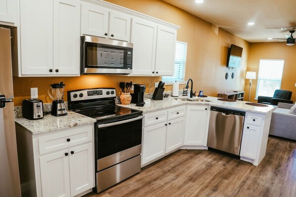 Jääkaappi, mikroaaltouuni, uuni, liesi