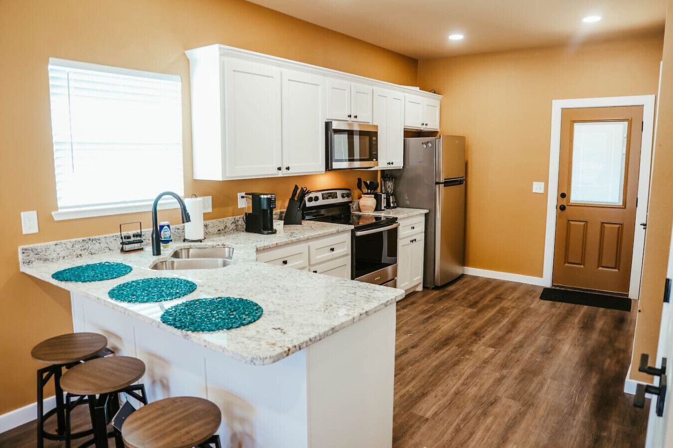 Kjøleskap, mikrobølgeovn, ovn og oppvaskmaskin