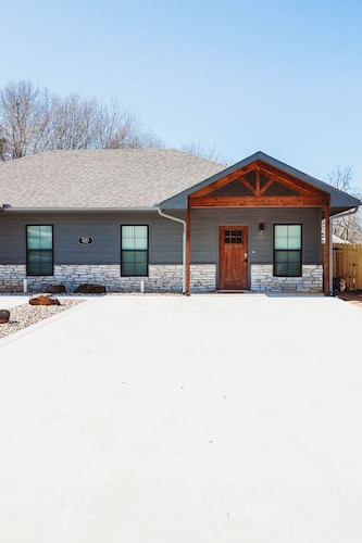 New 2 BR, 2B, 231 11th. NE unit2