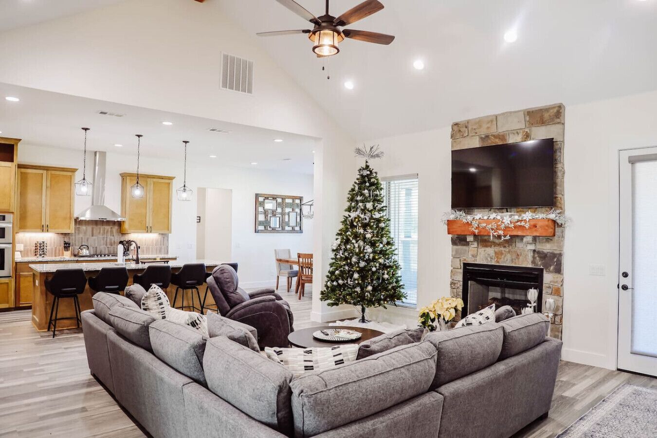 TV connectée, cheminée, espaces bureaux