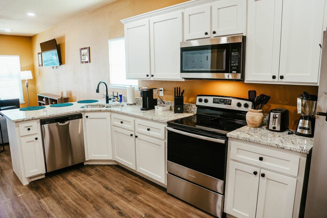 Frigorifero, microonde, forno, piano cottura