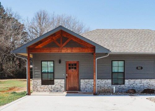 New, 2 BR, 2B,  231 11th NE, #1