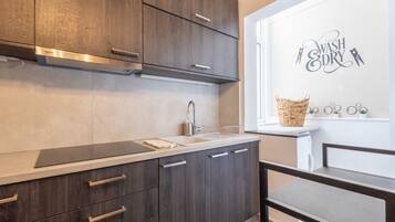 Fridge, oven, coffee/tea maker, electric kettle