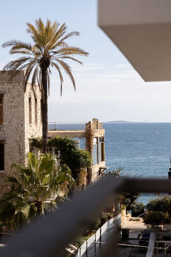 Kastella Waves: Chic 2-Bedroom Getaway w/sea view