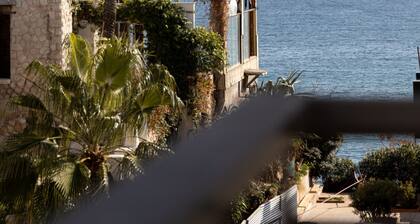 Kastella Waves: Chic 2-Bedroom Getaway w/sea view