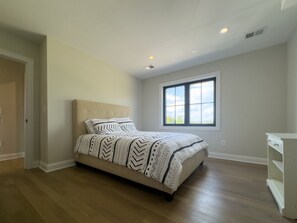 5 bedrooms, desk, iron/ironing board, free WiFi