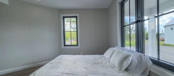 Modern Farm Estate Close to Six Flags and Vineyards!