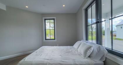 Modern Farm Estate Close to Six Flags and Vineyards!