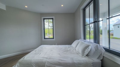 Modern Farm Estate Close to Six Flags and Vineyards!