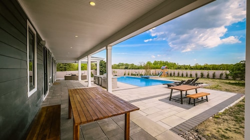 Modern Farm Estate Close to Six Flags and Vineyards!