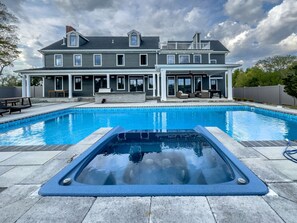 A heated pool - Modern Farm Estate Close to Six Flags and Vineyards! (Upper Freehold)